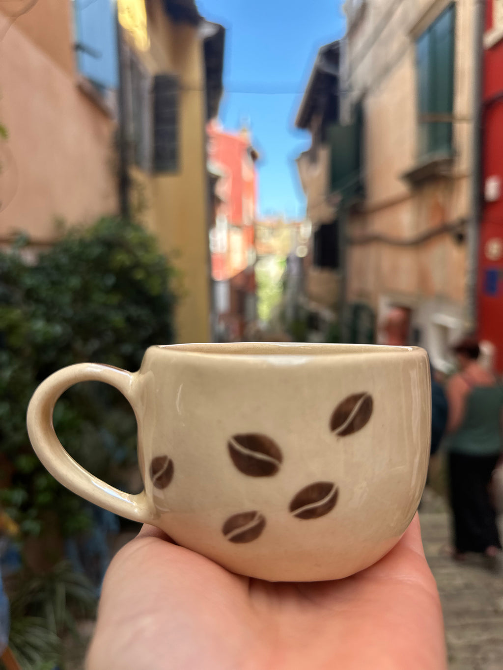 Medium coffee mug with coffe beans