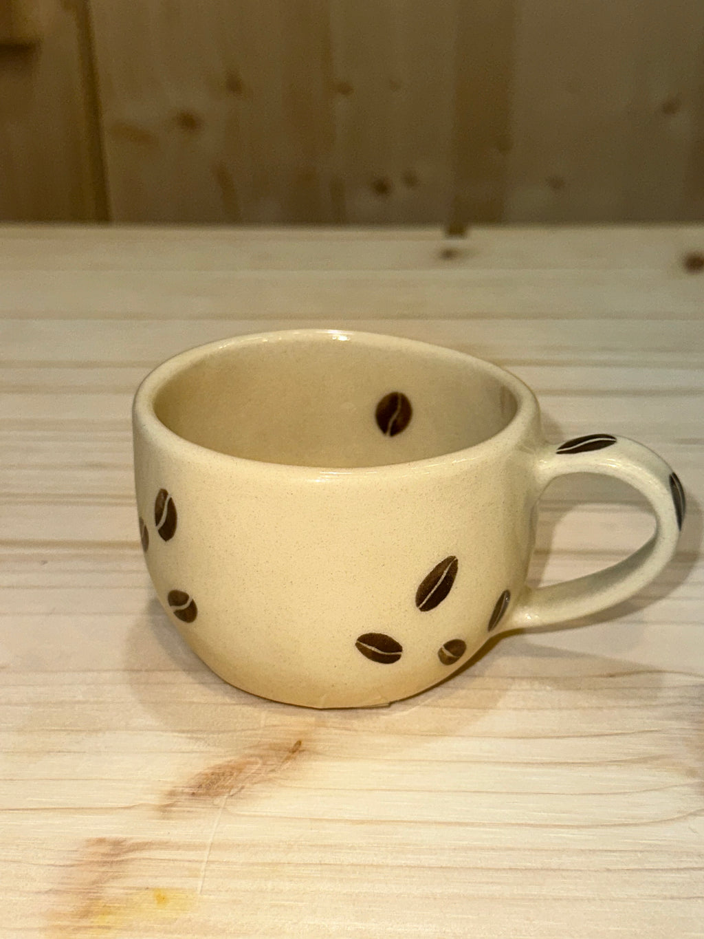 Medium coffee mug with coffe beans