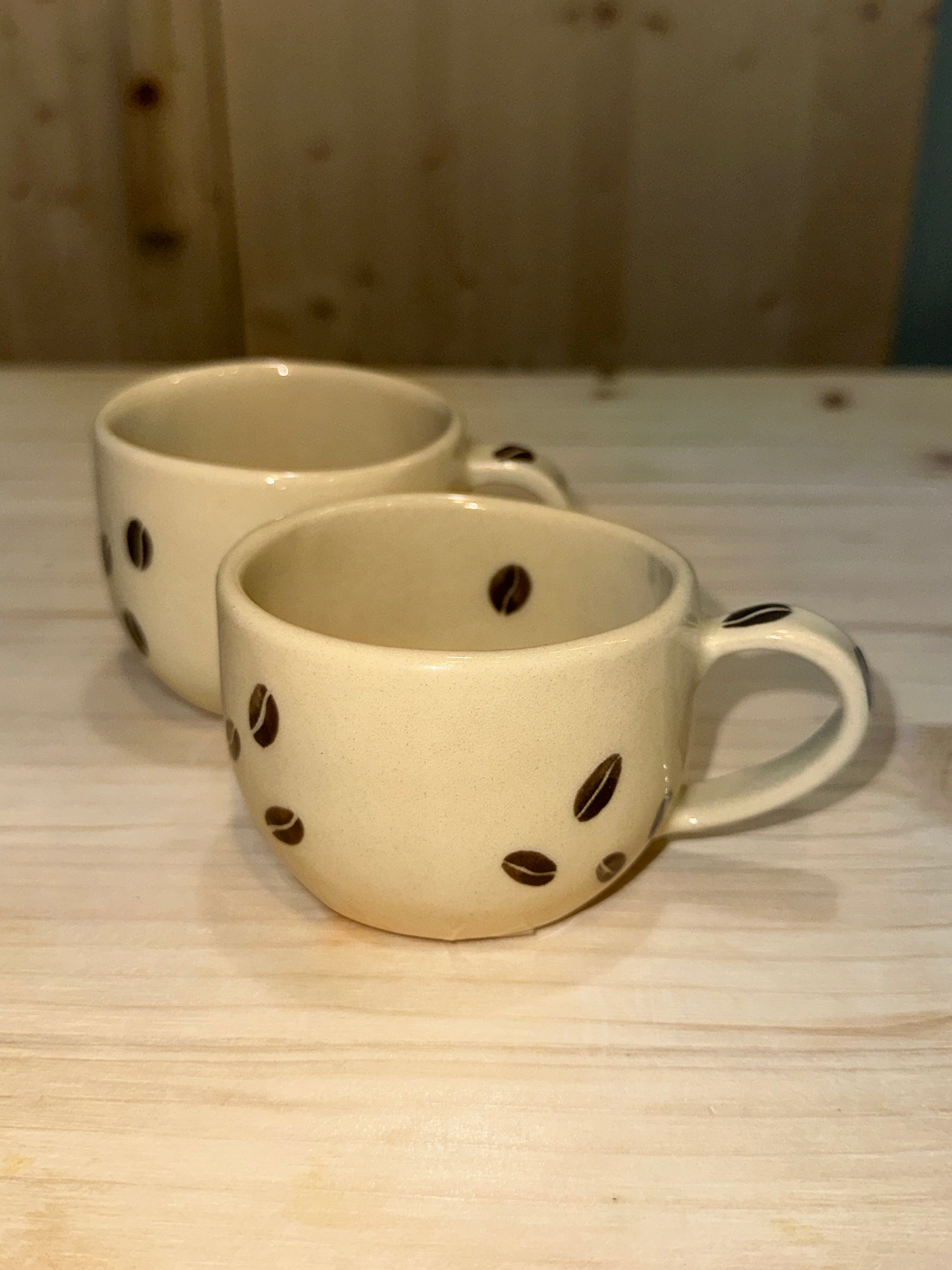 Medium coffee mug with coffe beans
